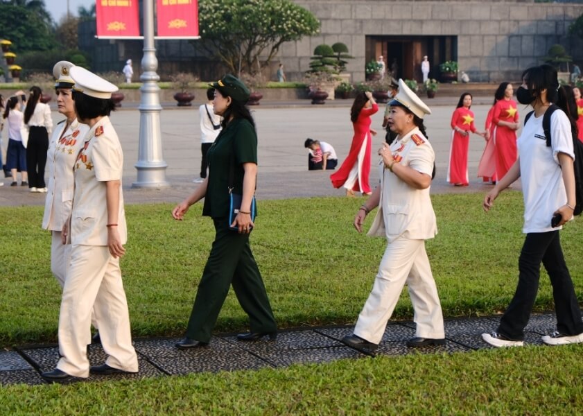 Du khách tham quan Lăng Chủ tịch Hồ Chí Minh mặc trang phục lịch sự, xếp hàng ngay ngắn
