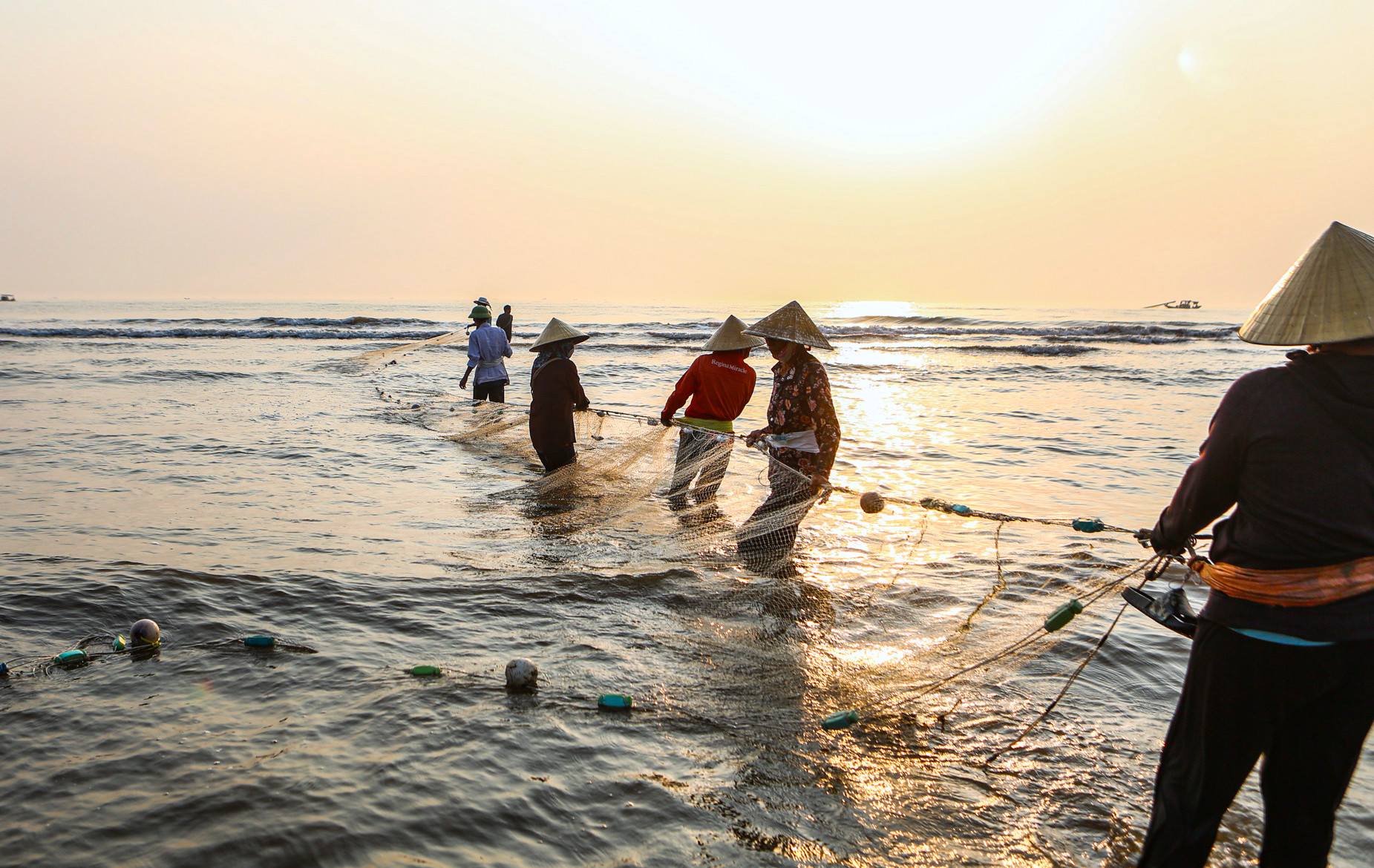 Hình ảnh quen thuộc của những ngư dân vùng biển (Ảnh: Sưu tầm)