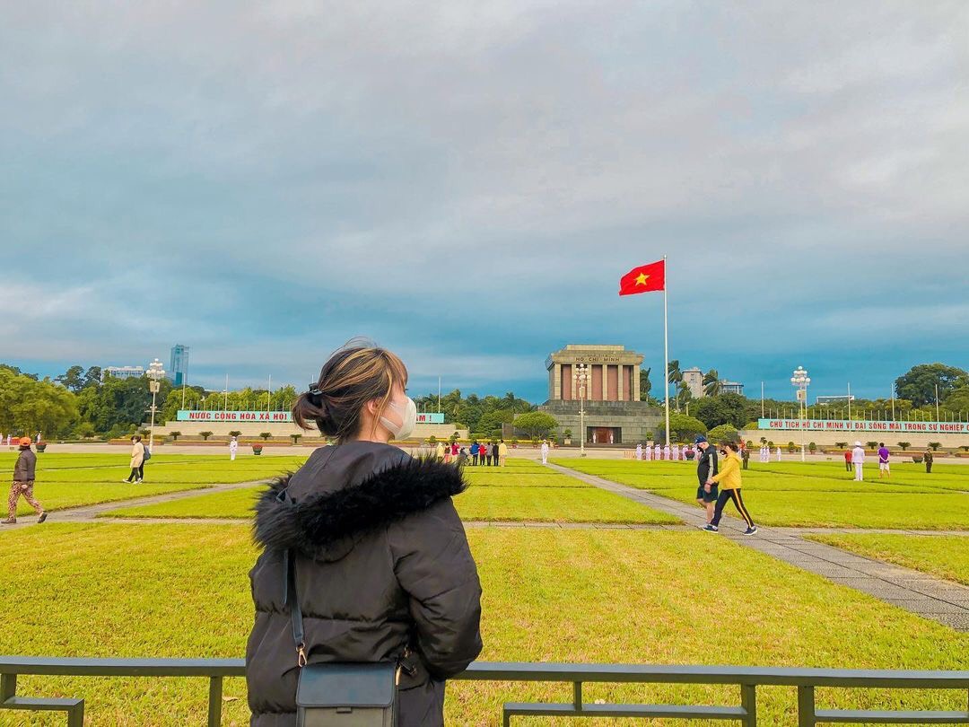 Du khách check in Quảng trường Ba Đình