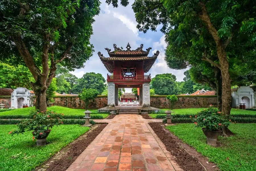 Khí hậu Hà Nội thích hợp ghé thăm Văn Miếu Quốc Tử Giám 
