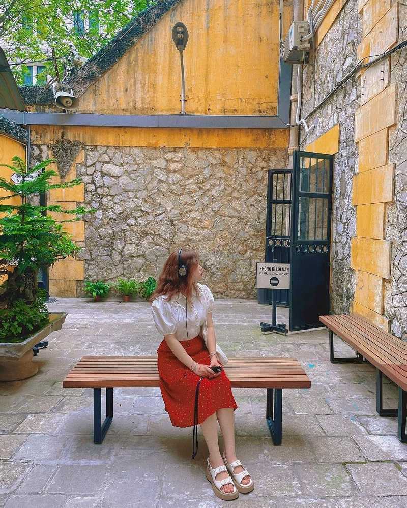 Du khách tham quan nhà tù Hỏa Lò 