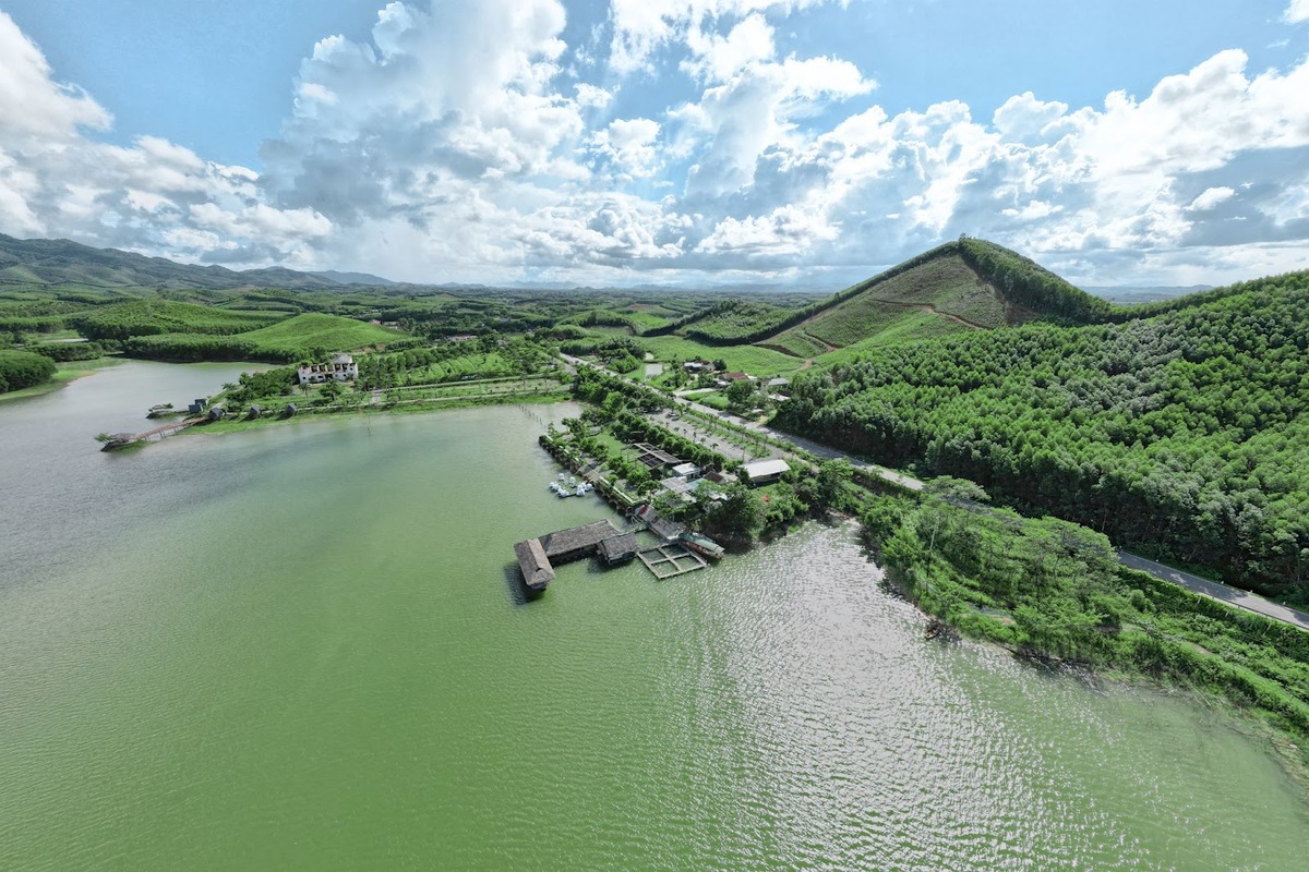 Không gian núi Quyết