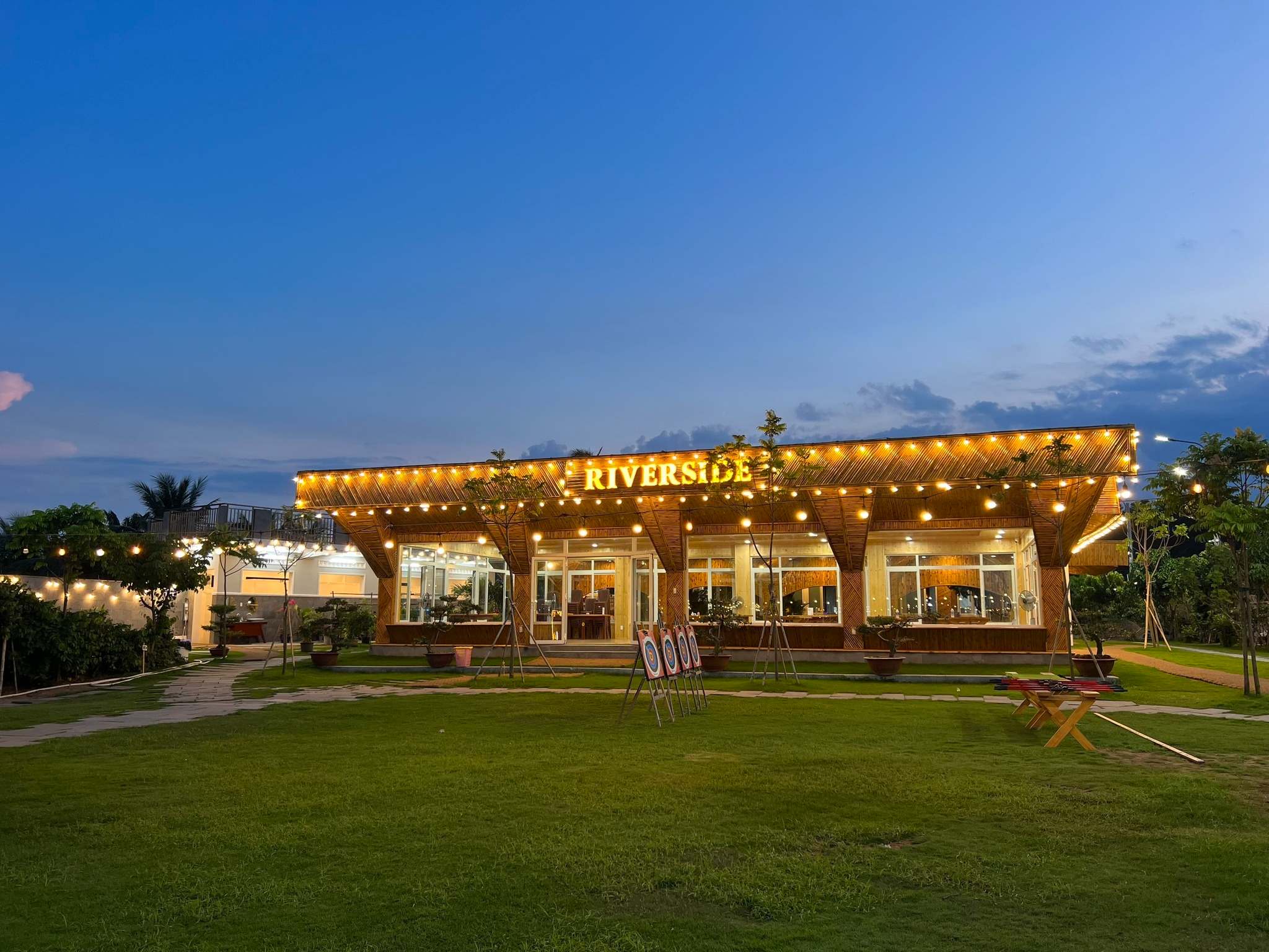 Khu du lịch sinh thái Riverside Glamping