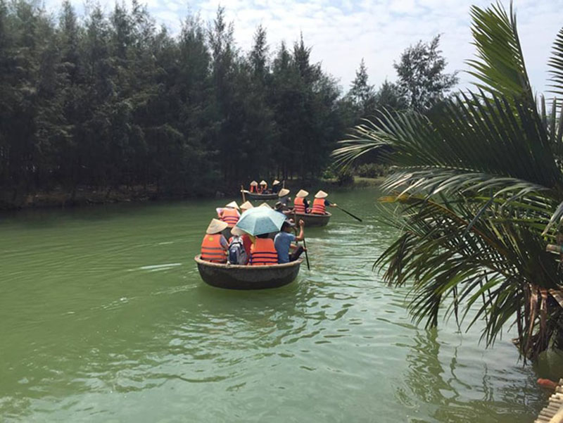 Trải nghiệm ngồi thuyền thúng cực thú vị khi đến Thuận Tình