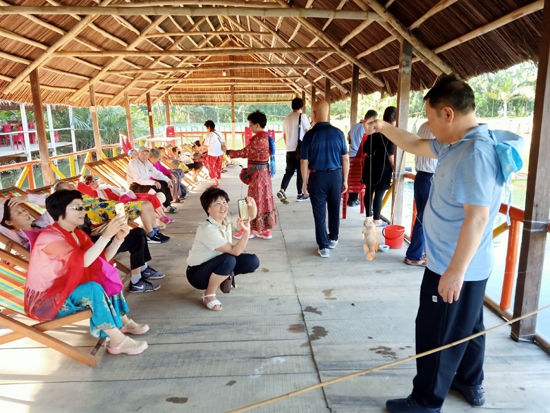 Du khách trải nghiệm câu cá tại khu sinh thái Thuận Tình