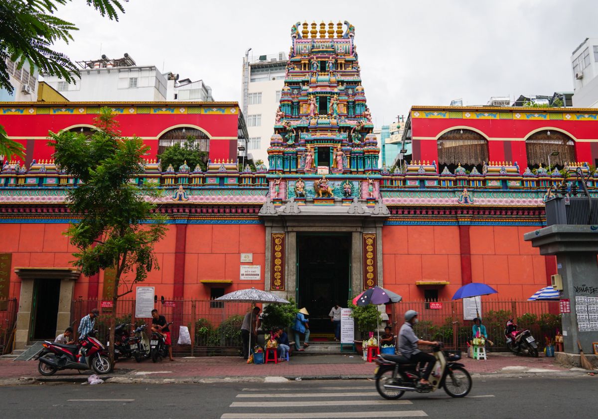 Khung cảnh bên ngoài đền Mariamman