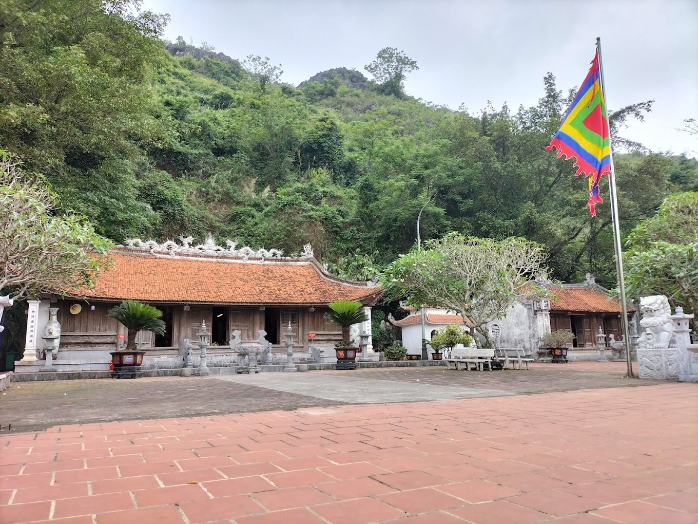 Đền thờ Mai An Tiêm Khung cảnh yên bình tại đền