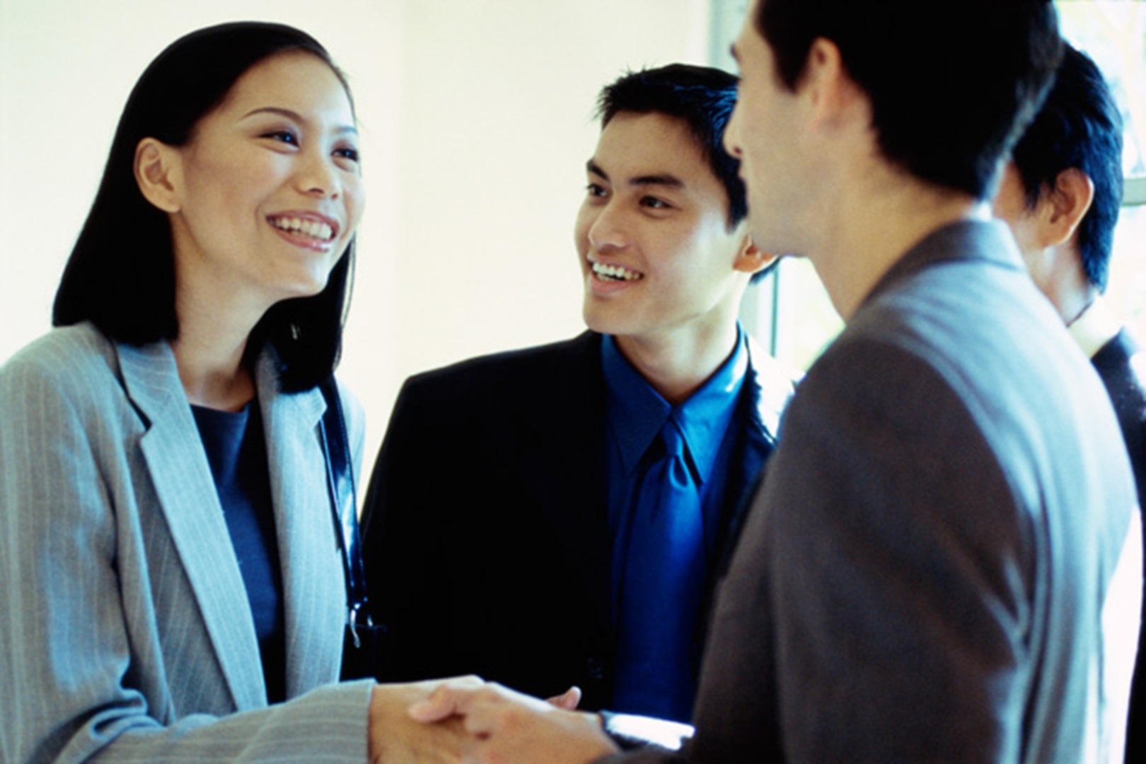 Ánh mắt và cử chỉ mang trong mình thông điệp tâm trạng và ý định của chúng ta