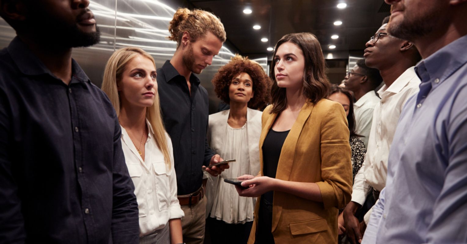 Giữ khoảng cách trong giao tiếp là cách tôn trọng và tạo không gian thoải mái cho cuộc trò chuyện