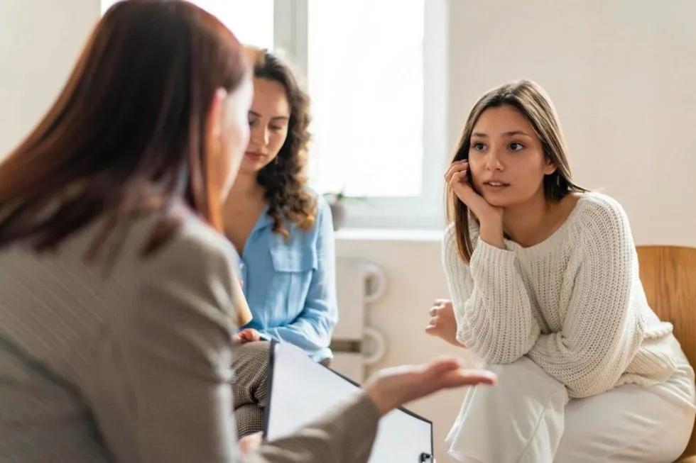 Bạn cần có tư duy cởi mở, tránh áp đặt khi rèn luyện kỹ năng lắng nghe thấu cảm