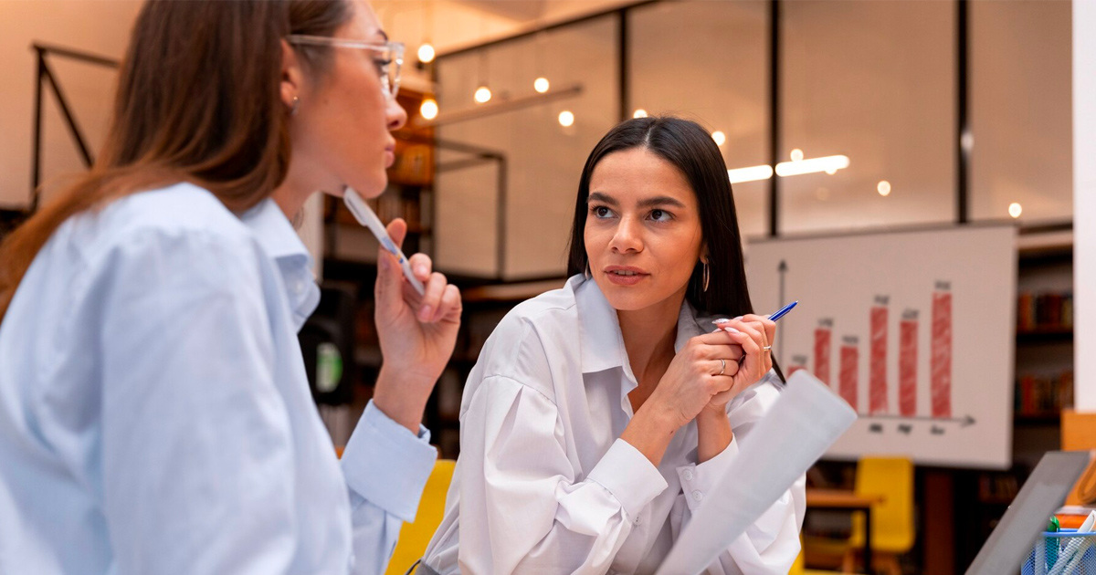 Tập trung quan sát nét mặt của đối phương để hiểu đối phương đang nghĩ gì 