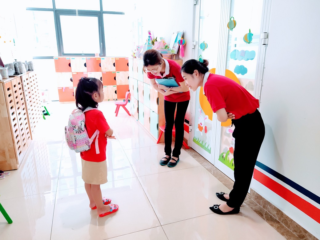Kỹ năng sống cho trẻ 3 tuổi biết chào hỏi 