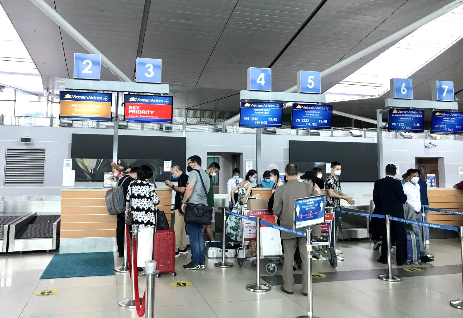 làm thủ tục tại sân bay Phú Quốc