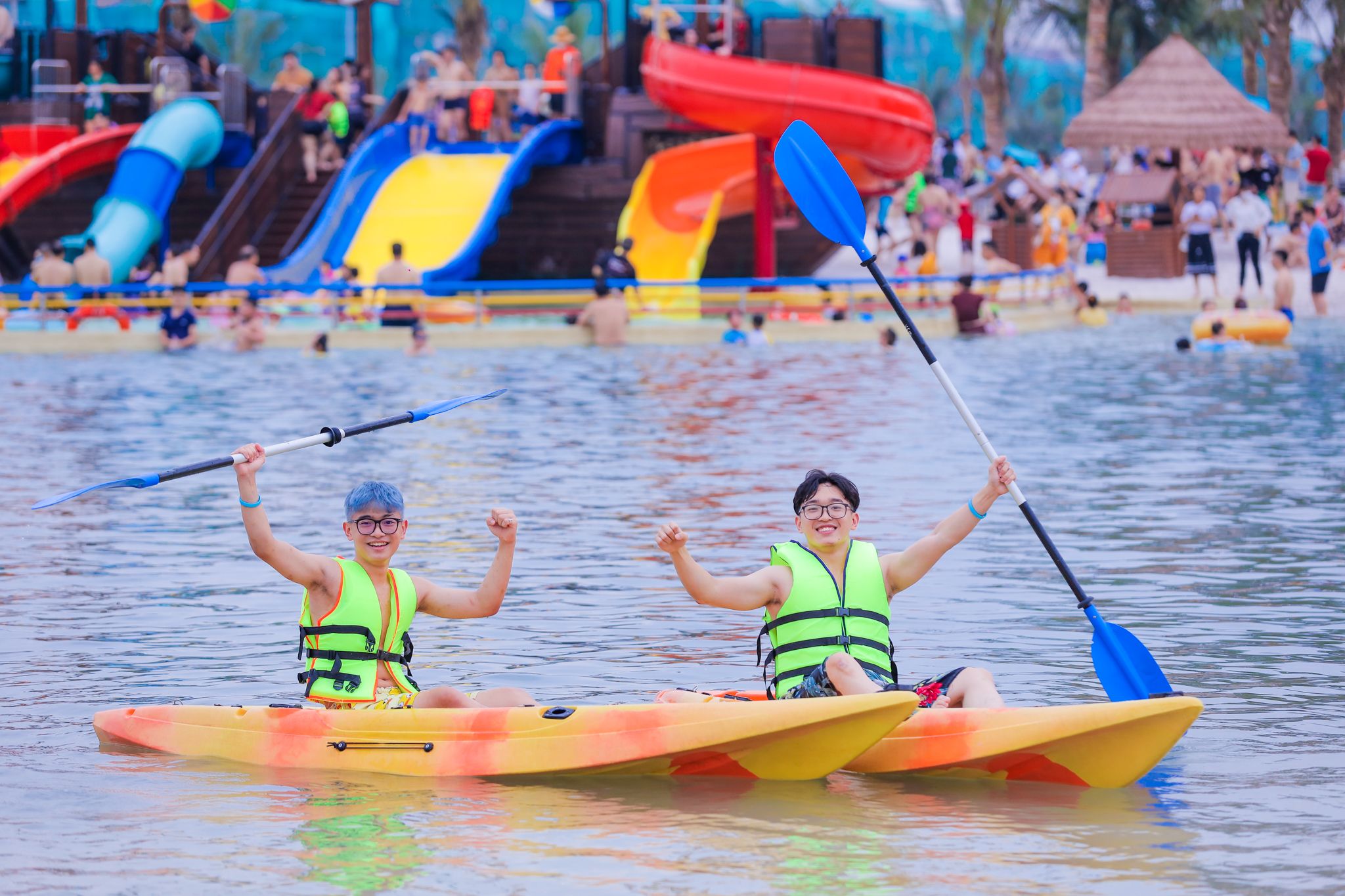 Trải nghiệm chèo thuyền kayak tại VinWonders Hà Nội