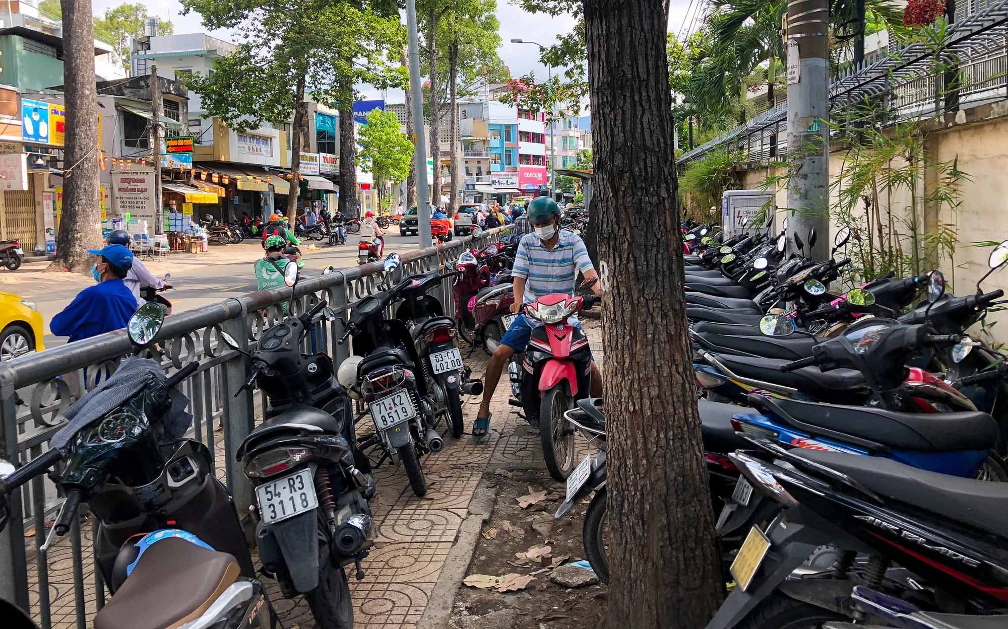Ngoài thắc mắc Lăng Bác ở đâu thì bạn cũng cần tìm hiểu về các khu vực gửi xe khi vào lăng