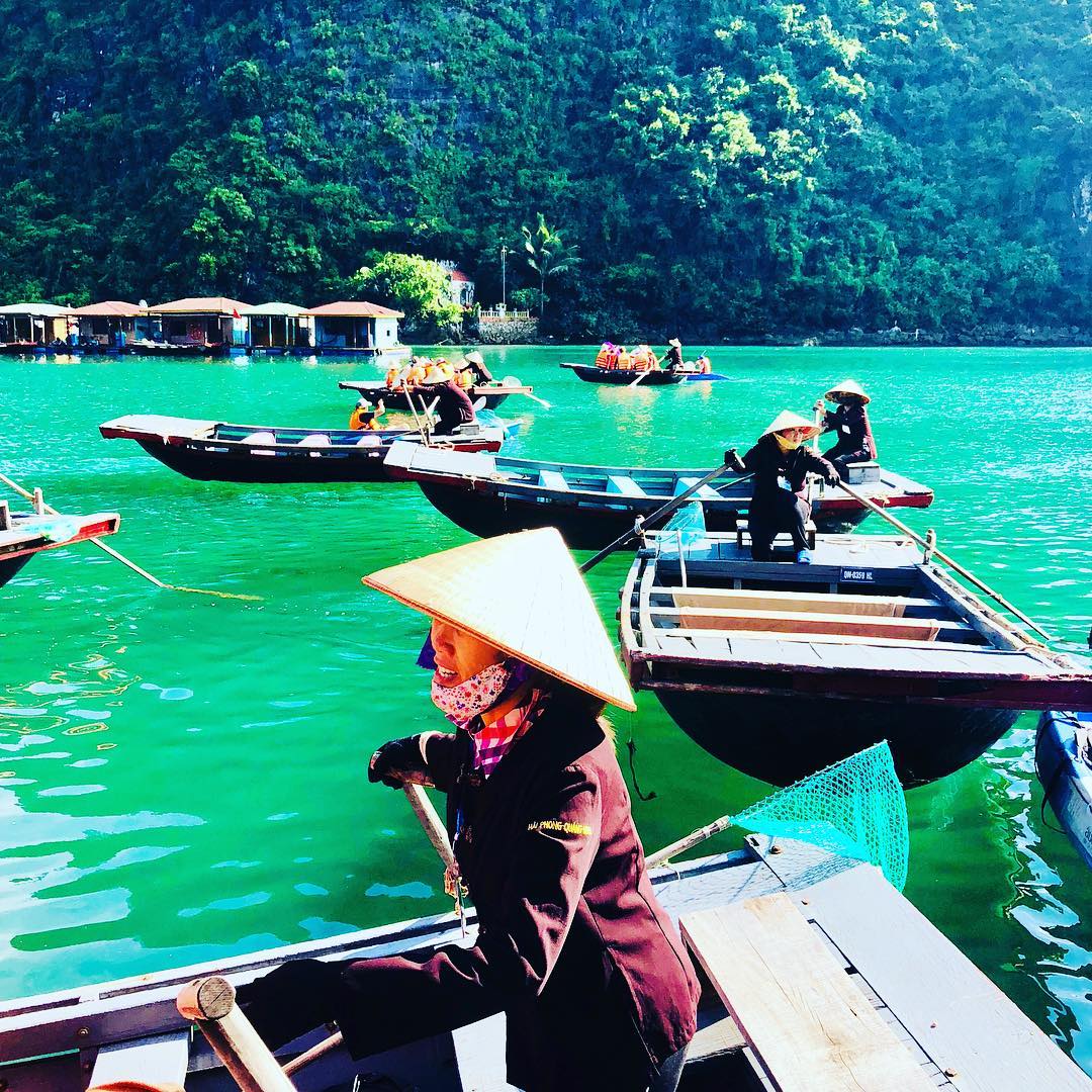 Thả câu và bắt tôm cá tại làng chài Cửa Vạn là hoạt động thú vị cho du khách