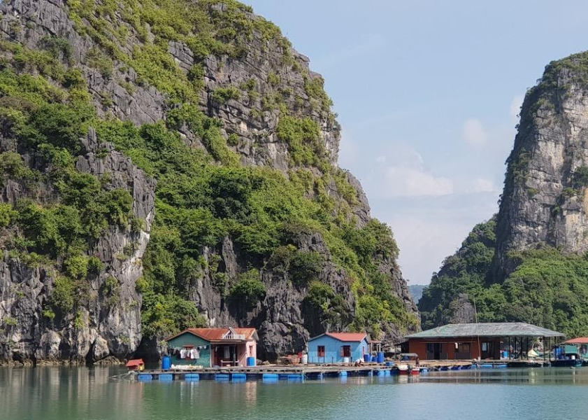 Du khách nên lên lịch trình chi tiết, cẩn thận để có thể khám phá trọn vẹn các làng chài vịnh Hạ Long xinh đẹp