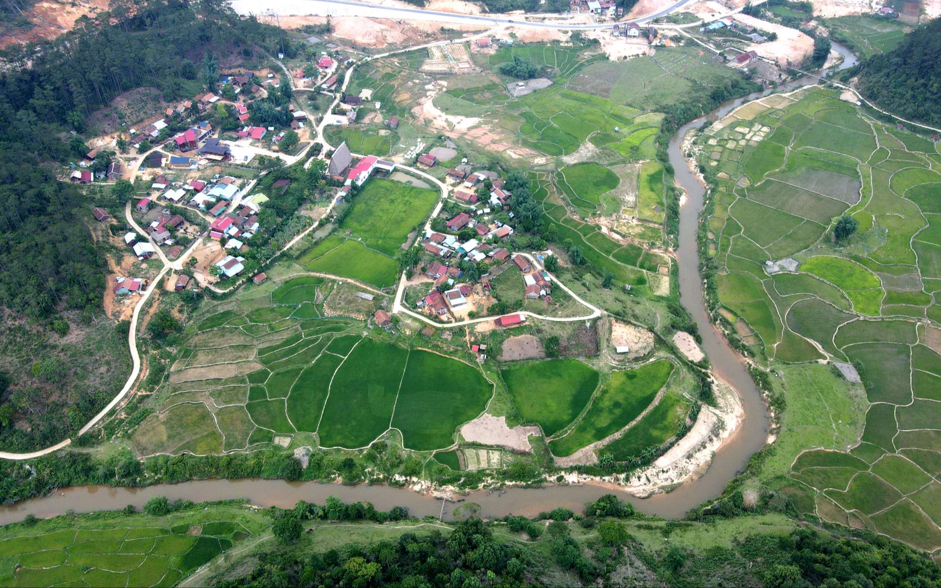 làng du lịch cộng đồng Kon Pring Toàn cảnh làng Kon Pring từ trên cao