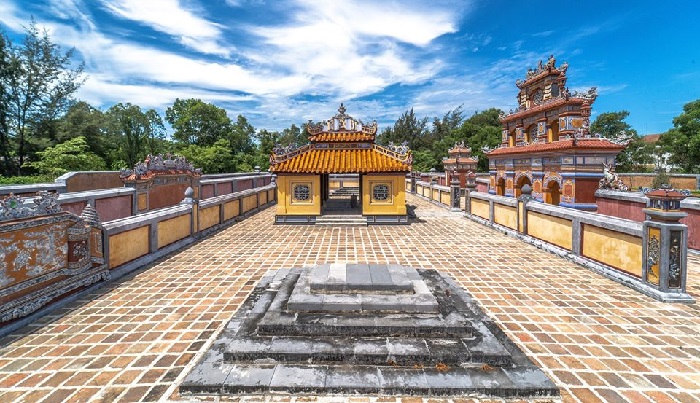 Lăng Dục Đức Lăng Dục Đức nằm cách trung tâm thành phố chưa đầy 2km