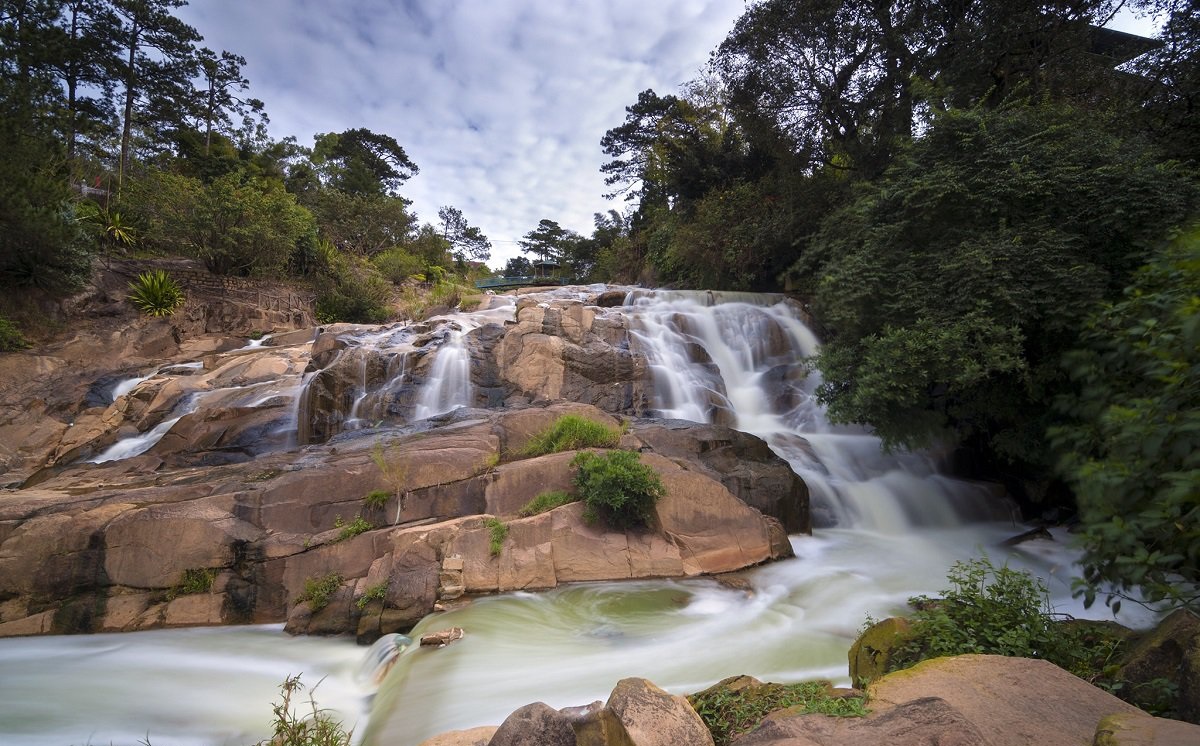Thác Cam Ly là địa danh lý tưởng để tận hưởng không gian mát mẻ và chụp những bức ảnh kỷ niệm đẹp lung linh