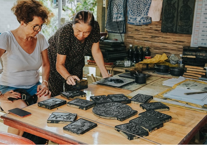 Các nghệ nhân tại làng Sình chia sẻ về quy trình làm tranh 