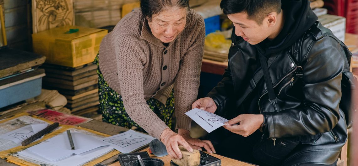 Không chỉ chiêm ngưỡng mà bạn còn có thể tự tay làm tranh tại đây