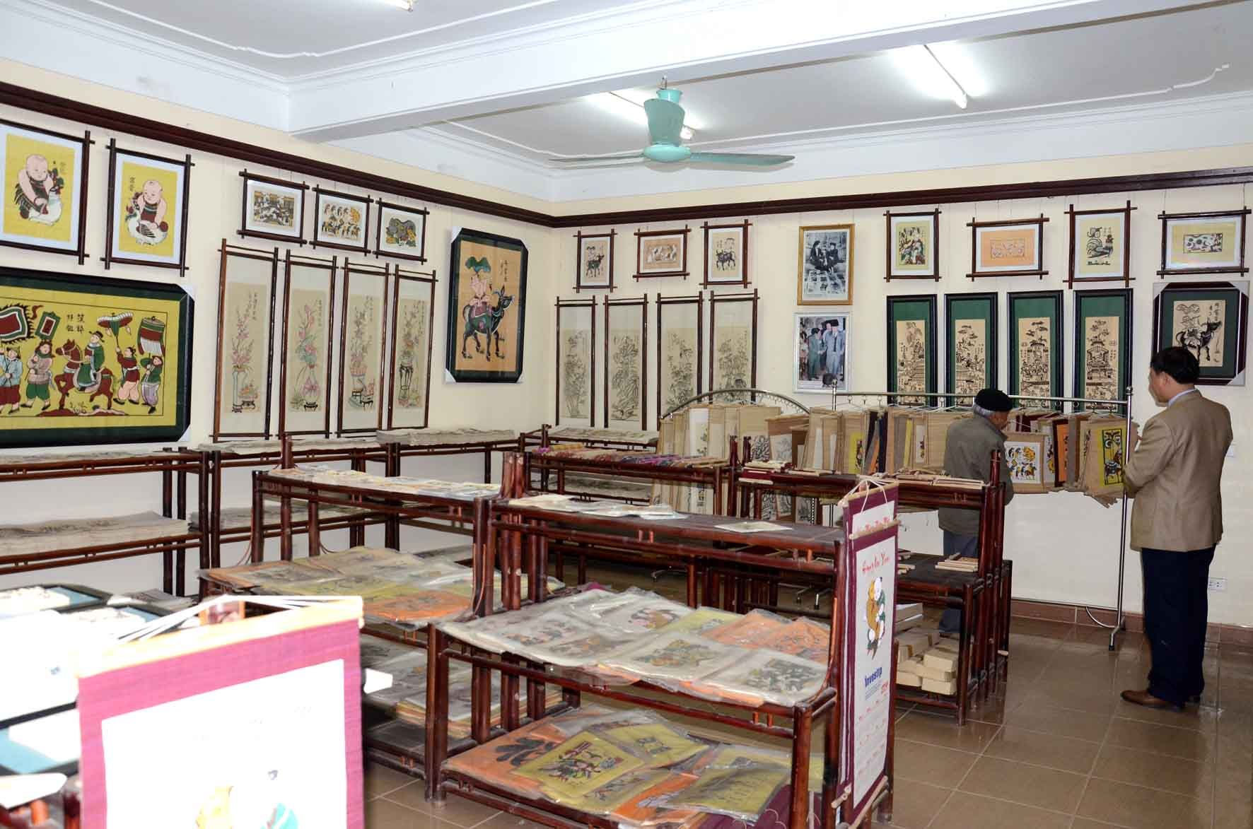 Giới thiệu về làng tranh Đông Hồ tới du khách bốn phương để du khách có thể hiểu hơn về các làng nghề truyền thống tại Việt Nam 