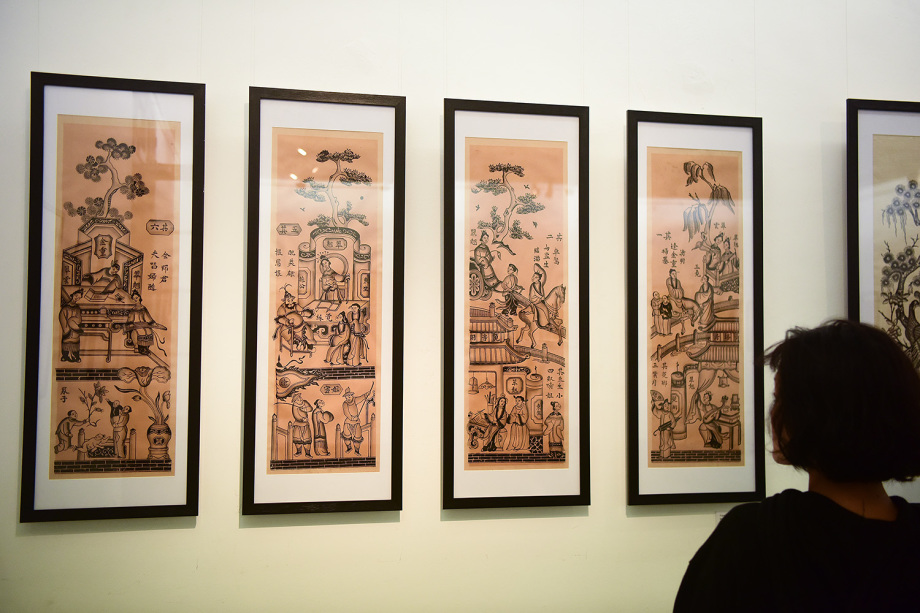 Triển lãm tranh giúp du khách được ngắm nhìn nhiều các bức tranh đặc sắc