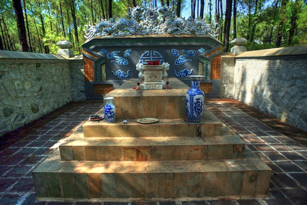 Lăng vua Hiệp Hòa ẩn giữa rừng xanh