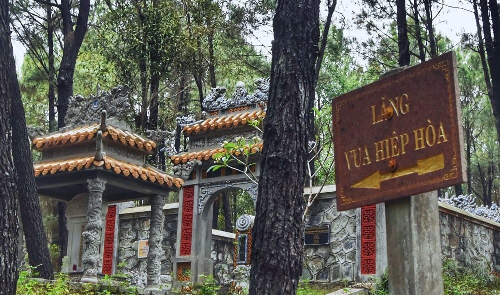 Biển chỉ dẫn đến lăng vua Hiệp Hòa