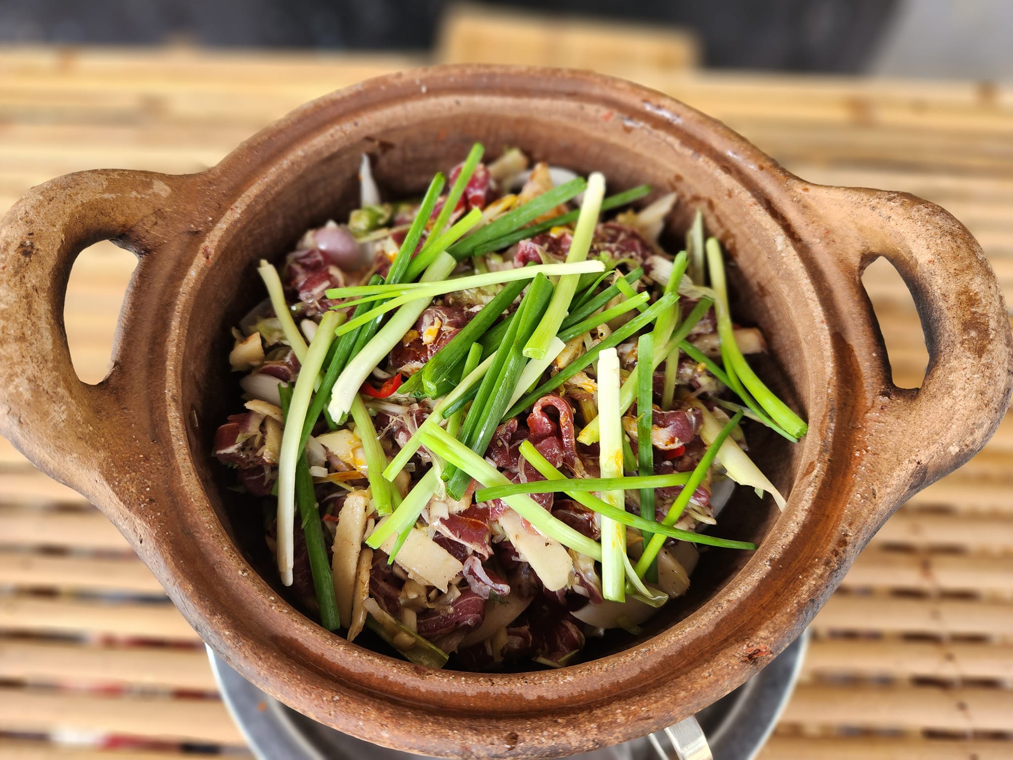Lẩu bò nồi đất Cậu Ốc