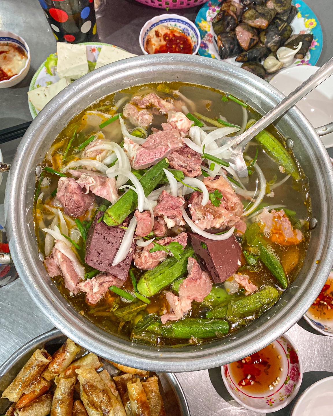Lẩu bò Sơn Quy Nhơn đầy đặn topping, nước lẩu ngọt thanh 