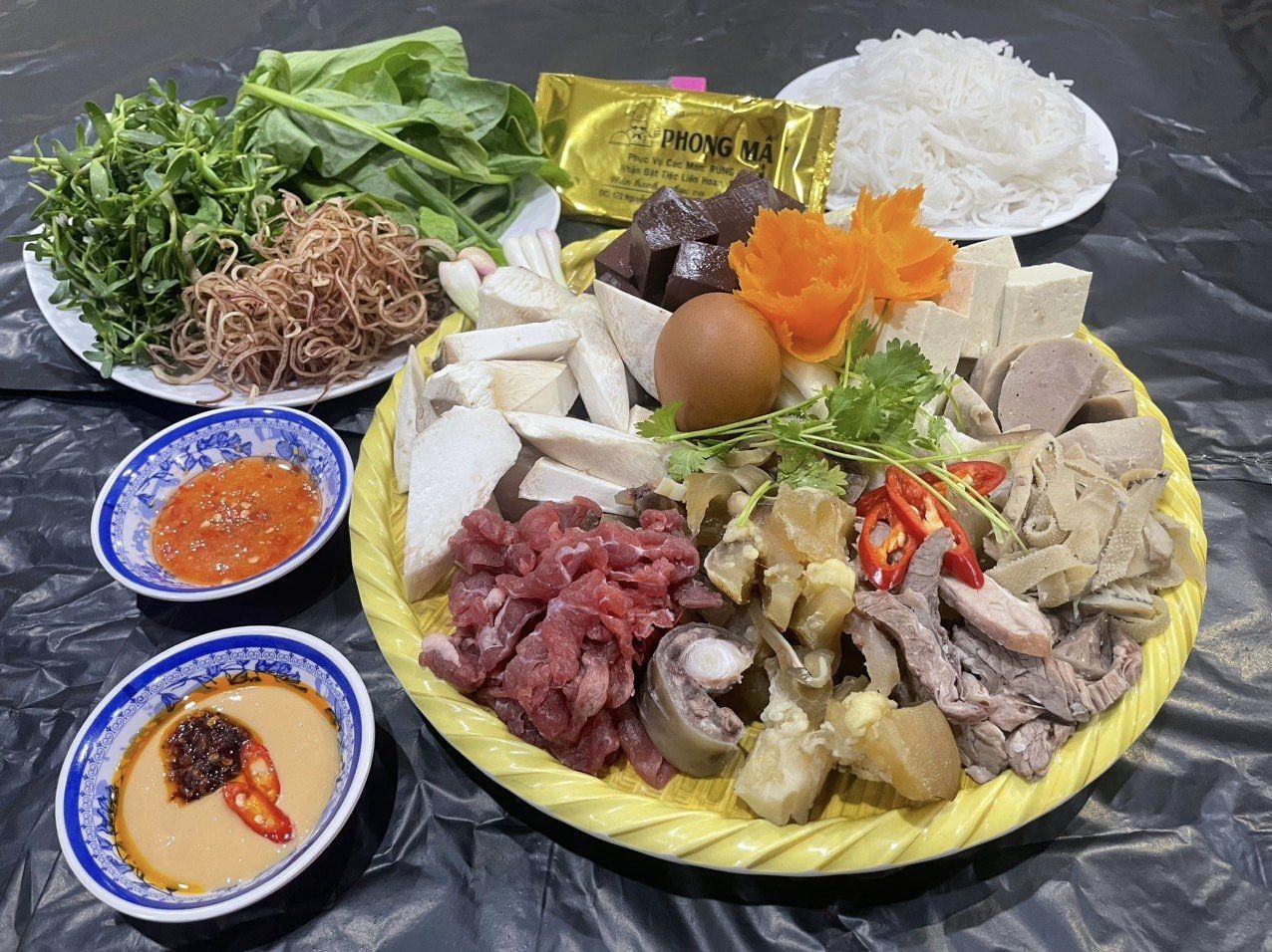 Nhân lẩu đầy ắp các loại topping tại quán lẩu bò Phong Mập 