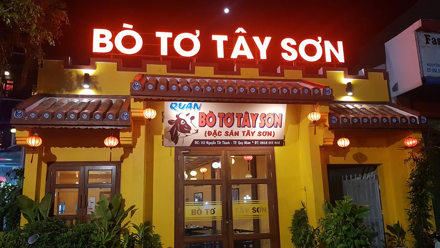 Quán Bò Tơ Tây Sơn có không gian khá rộng rãi, được trang trí với tone vàng chủ đạo 