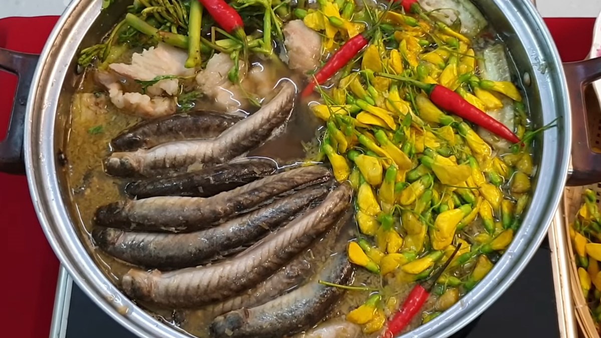 Lẩu cá kèo thường được ăn kèm với bông điên điển