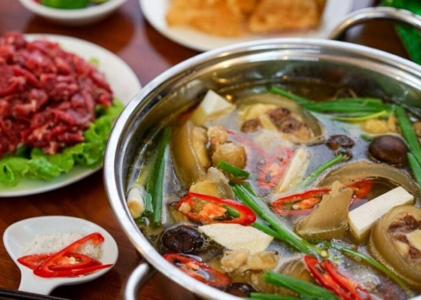 Lẩu dê Đà Lạt ở quán Tư Trì có nước dùng đậm đà, nhiều thịt