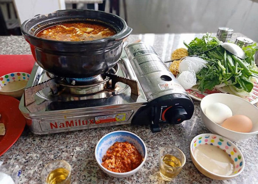 Lẩu dê tay cầm Ngân Đà Lạt thơm ngon với sườn dê mềm, ngọt