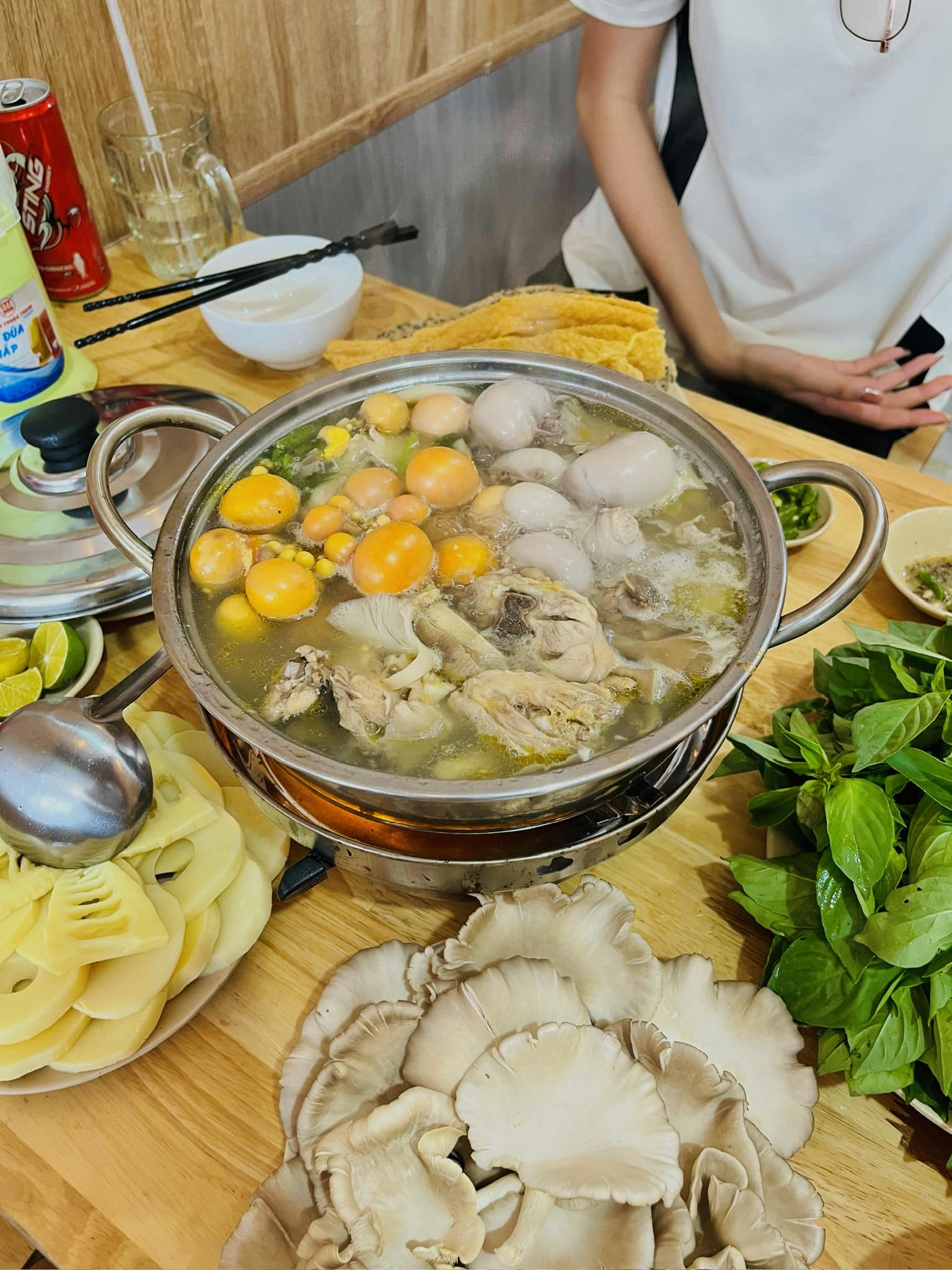 Lẩu Gà Lá É Hoa Vàng