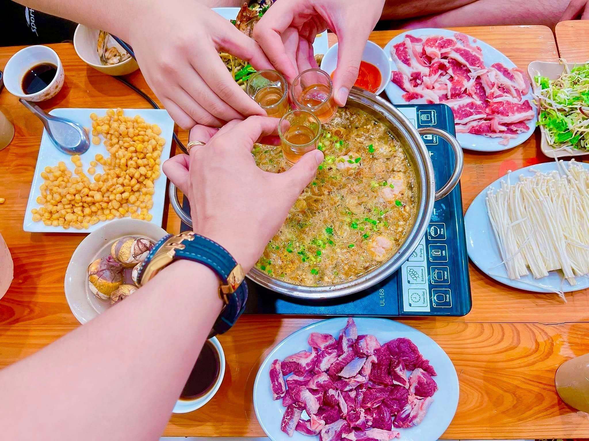 Xì xụp nồi lẩu bên bạn bè 