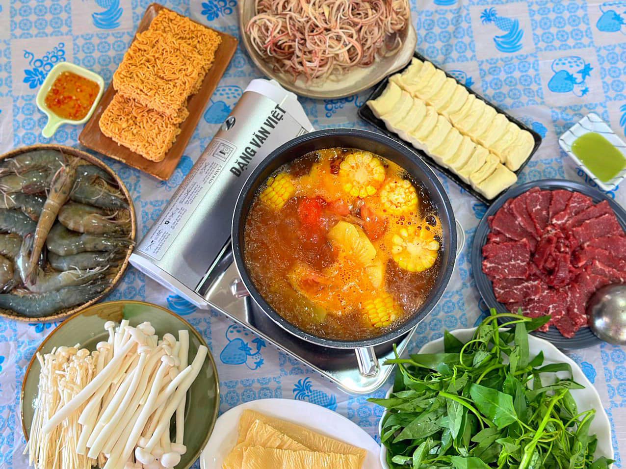 Nước dùng lẩu chua cay, đậm vị