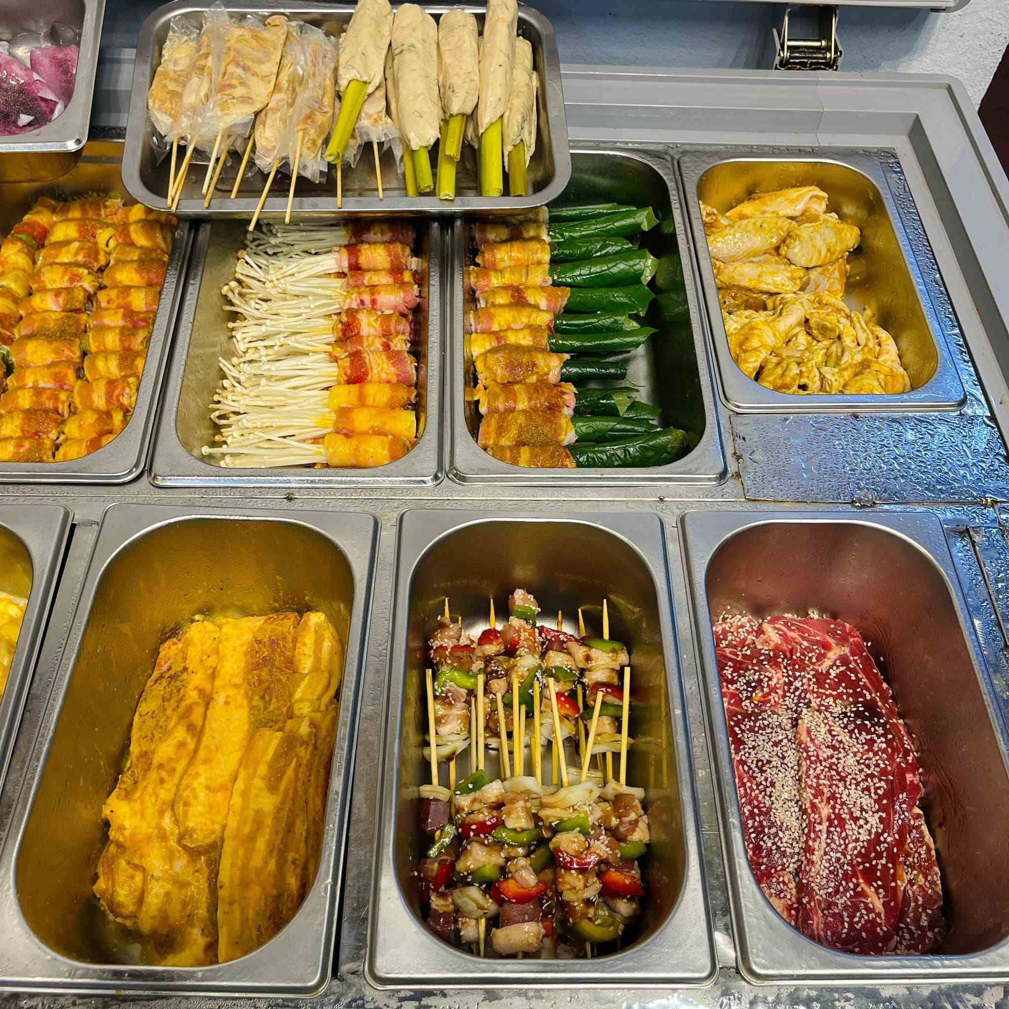 Quầy đồ nướng đa dạng, được tẩm ướp vừa phải