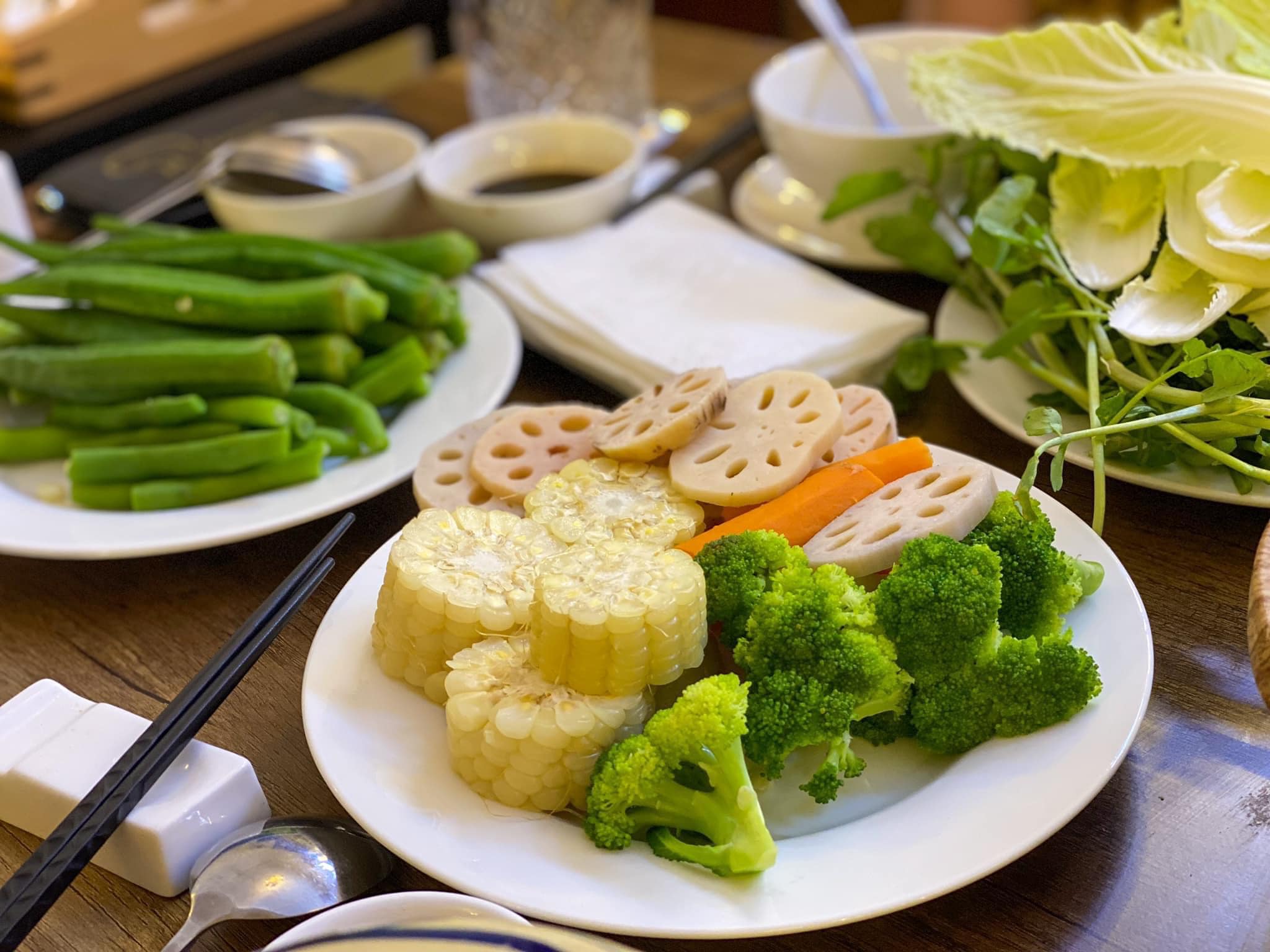 lẩu rau Đà Lạt Cận cảnh rau củ tươi ngon tại Hana Mushroom