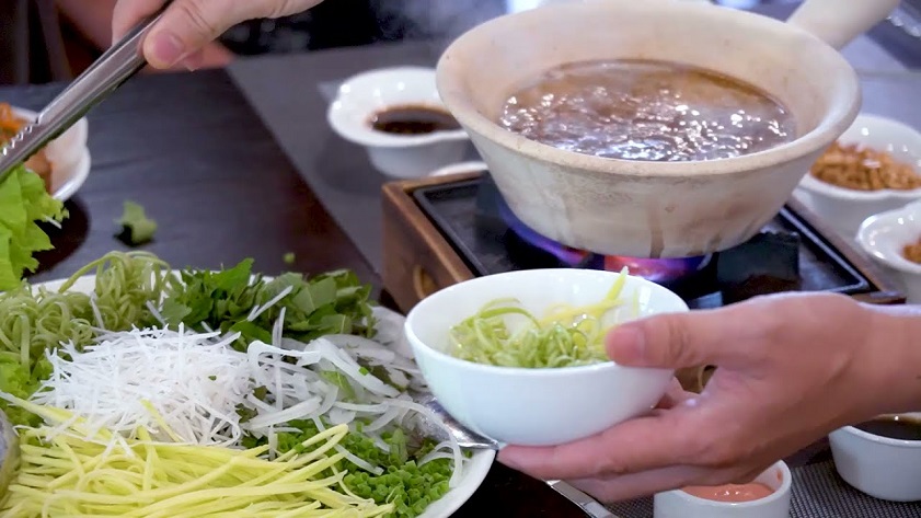 Lẩu sứa Quy Nhơn hấp dẫn với phần sứa giòn, nước lèo đậm đà 