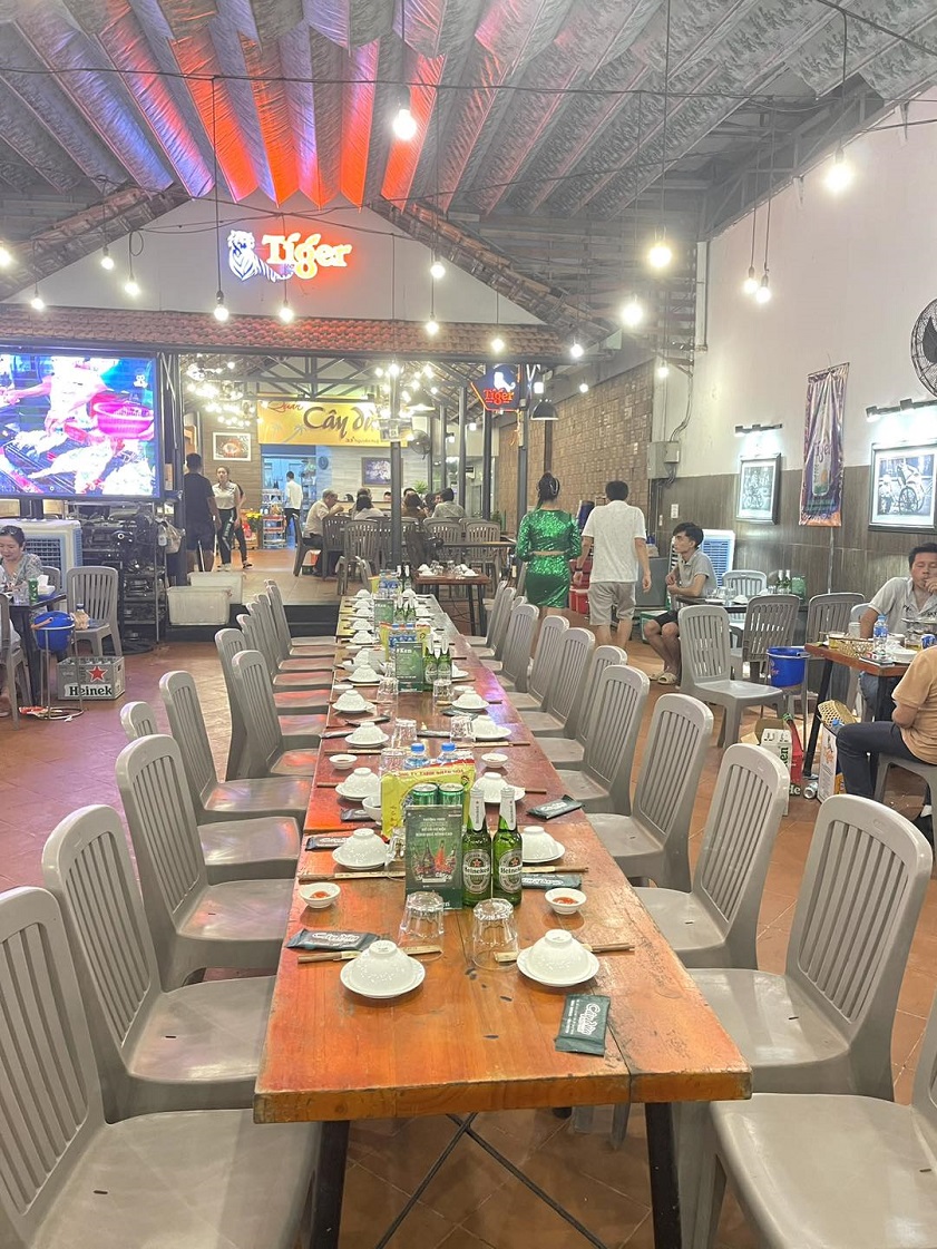 Nhà hàng cây dừa với không gian rộng rãi, sạch sẽ 