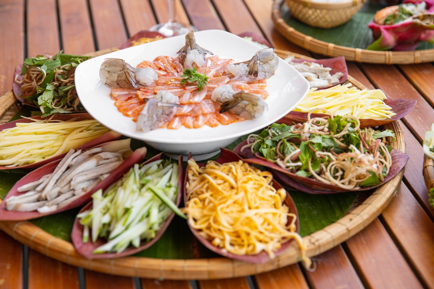 Set lẩu thả tại nhà hàng The Cliff ú ụ topping 