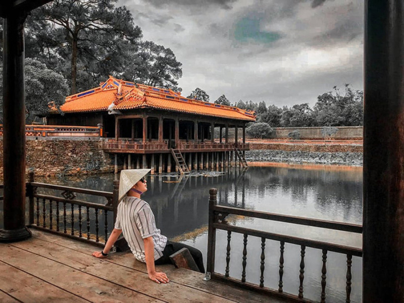 Chụp ảnh cùng chiếc nón lá và khung cảnh thơ mộng của lăng