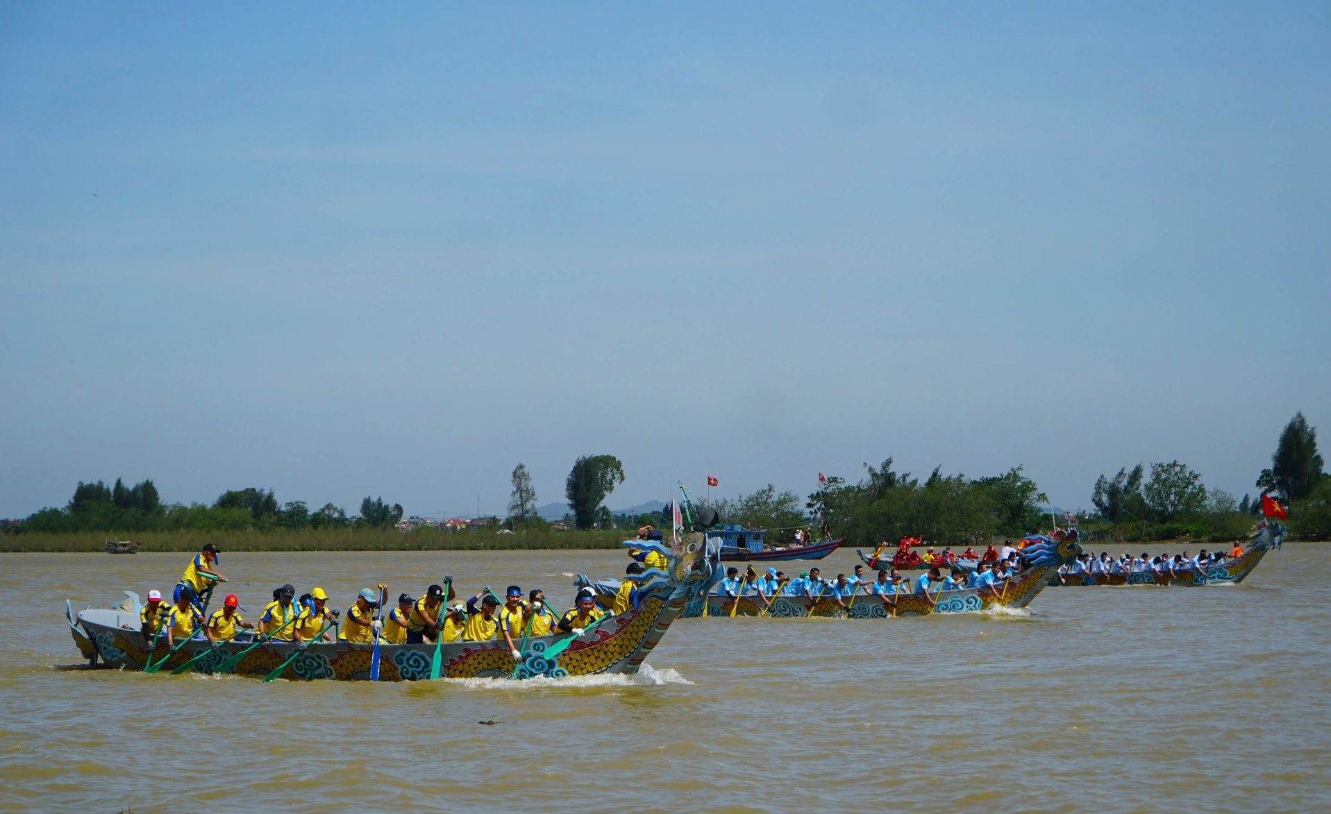 Bãi biển Sầm Sơn Lễ hội Cầu ngư – bơi trải