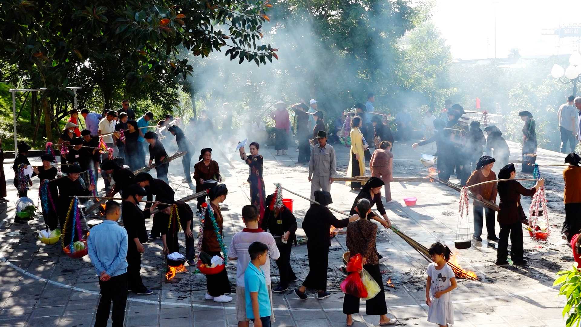 Người dân tham gia các hoạt động độc đáo trong phần hội 