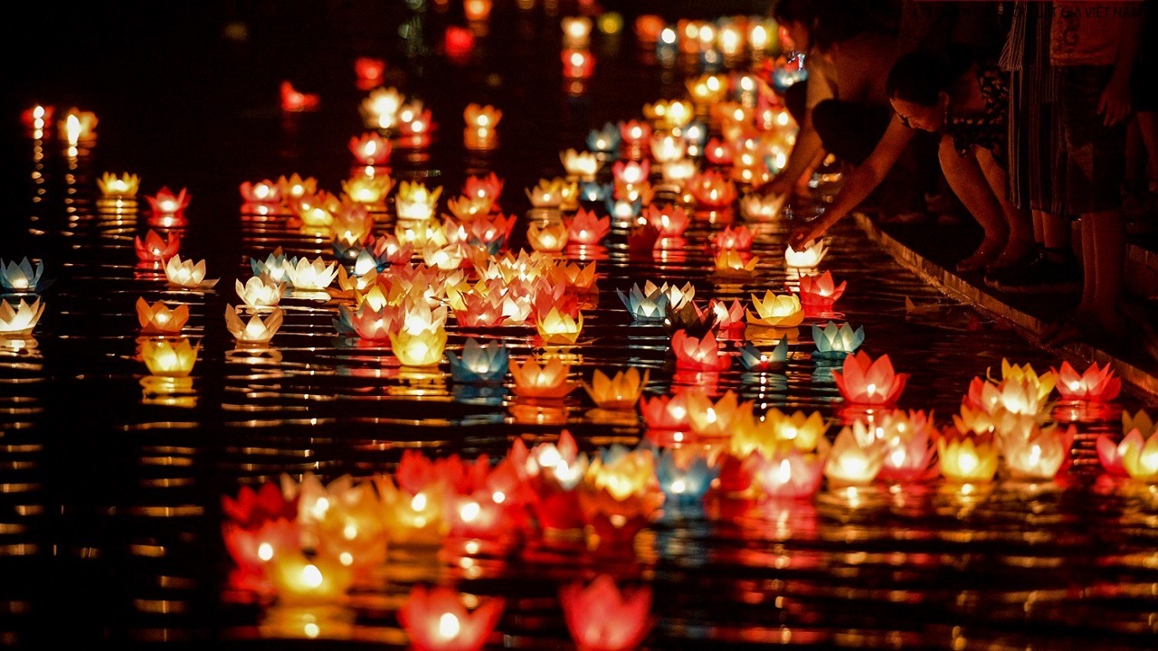 Người tham gia lễ hội ở Quảng Ninh chùa Long Tiên thả hoa đăng