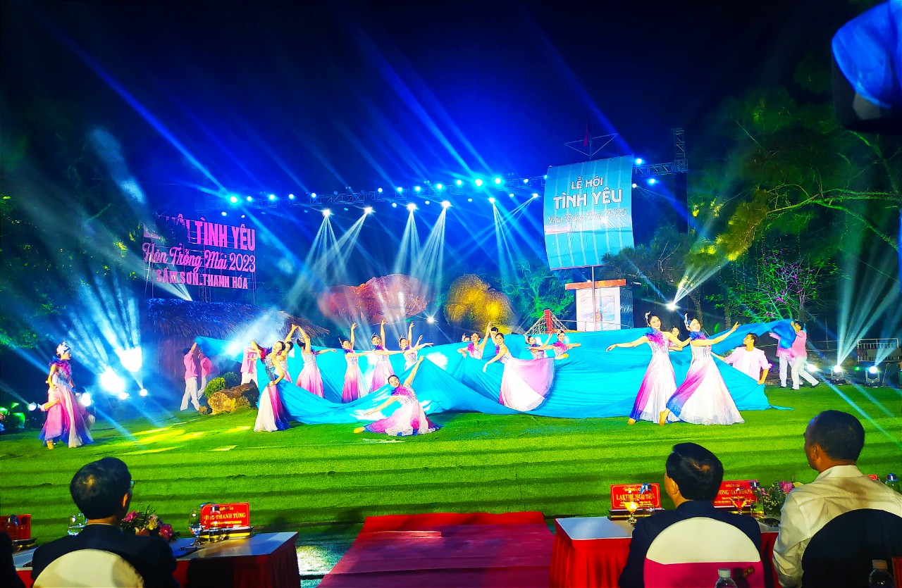 Lễ hội Tình yêu hòn Trống Mái